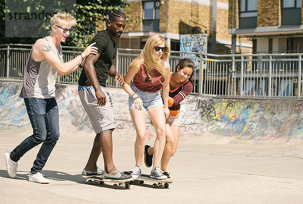 Für erwachsene Freunde  die im Skatepark Skateboard fahren lernen