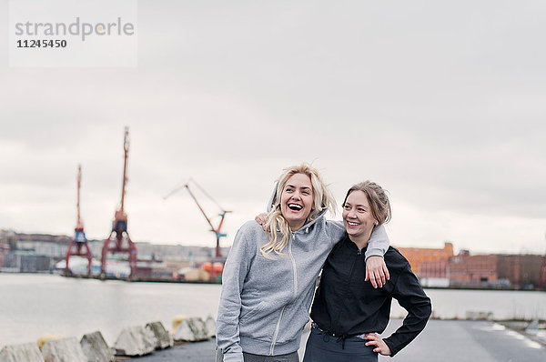 Zwei erschöpfte Lauffreundinnen am Hafen