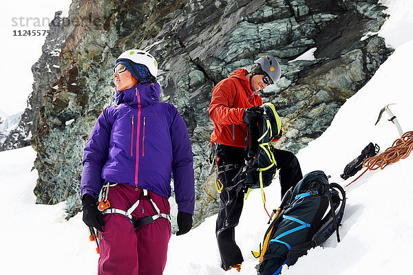 Bergsteiger bereiten Ausrüstung auf schneebedecktem Berg vor  Saas Fee  Schweiz