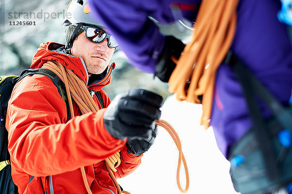 Bergsteiger  die Kletterausrüstung vorbereiten