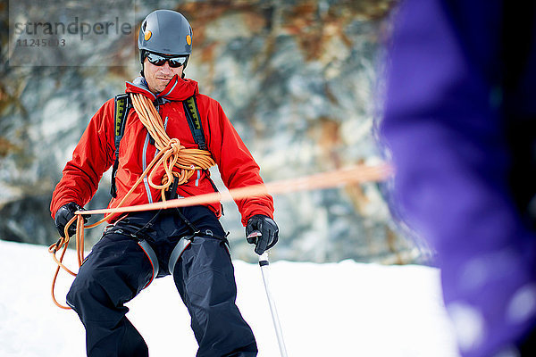 Bergsteiger beim Abstieg von schneebedecktem Berg