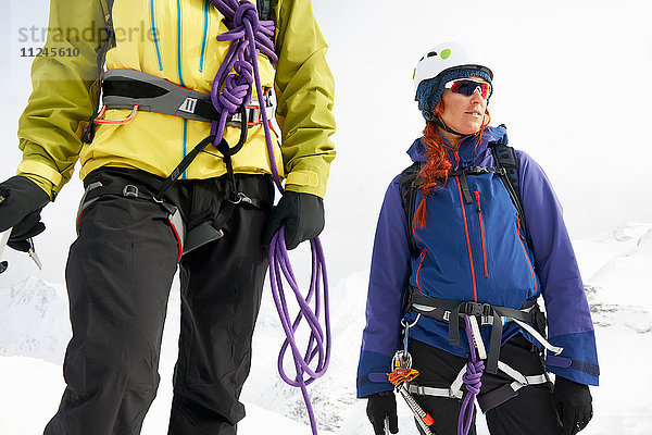 Bergsteiger in schneebedeckter Landschaft schauen weg