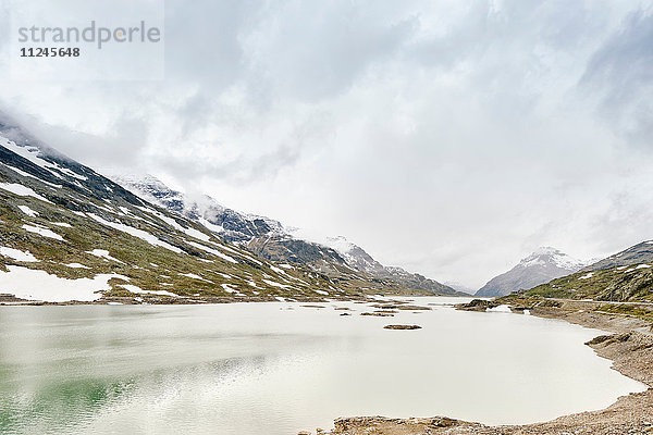 Lago Bianco (Weißer See) und schneebedeckte Bergsicht  Graubünden  Schweiz