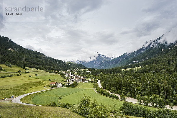Landschaftsansicht mit grünem Tal und Bergen  Surava  Schweiz