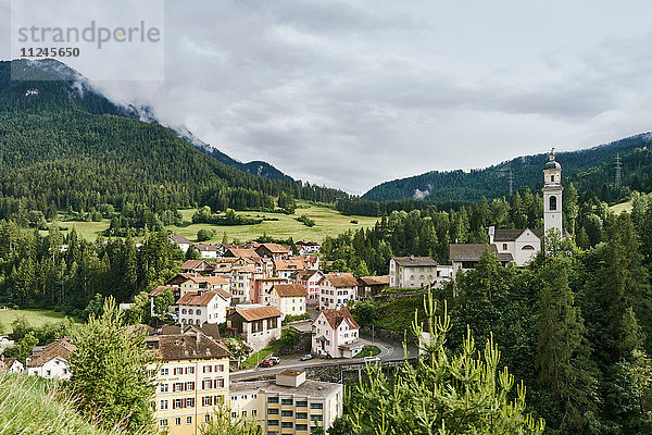 Landschaftsansicht mit Bergtal-Dorf  Tiefencastel  Schweiz