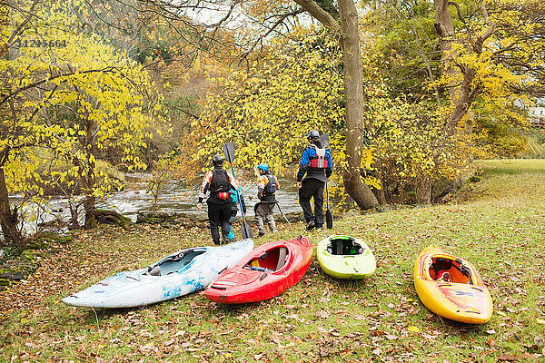 Rückansicht von Kajakfahrern  die am Flussufer entlang fahren  River Dee  Llangollen  Nordwales