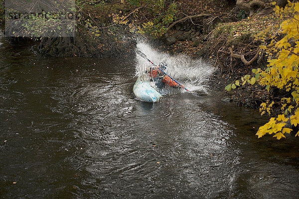 Junge Kajakfahrerin planscht beim Paddeln auf dem Fluss Dee  Llangollen  Nordwales