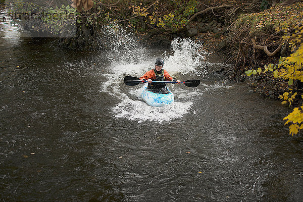 Junge Kajakfahrerin paddelt auf dem Fluss Dee  Llangollen  Nordwales