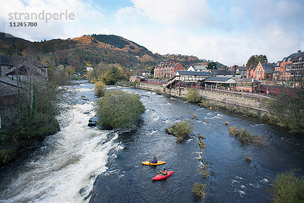 Hochwinkelaufnahme von zwei Kajakfahrern am Rand der Stromschnellen des River Dee  Llangollen  Nordwales