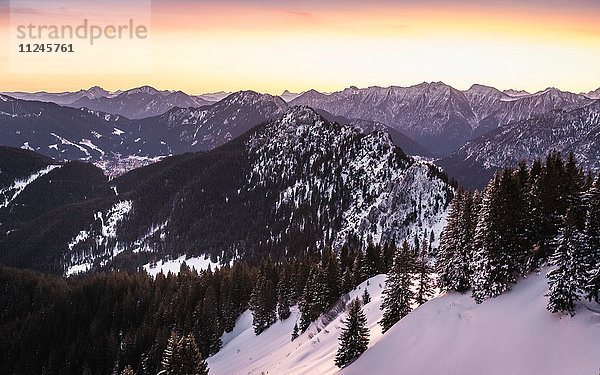 Schneebedeckte Berglandschaft bei Sonnenaufgang  Teufelstattkopf  Oberammergau  Bayern  Deutschland