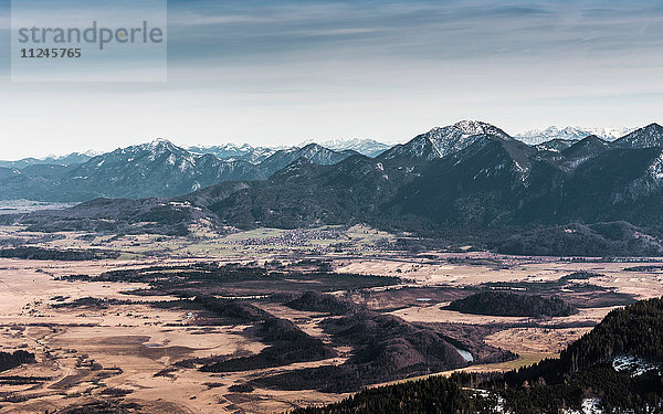 Landschaftsansicht von Bergen und Tal  Teufelstattkopf im Morgengrauen  Oberammergau  Bayern  Deutschland