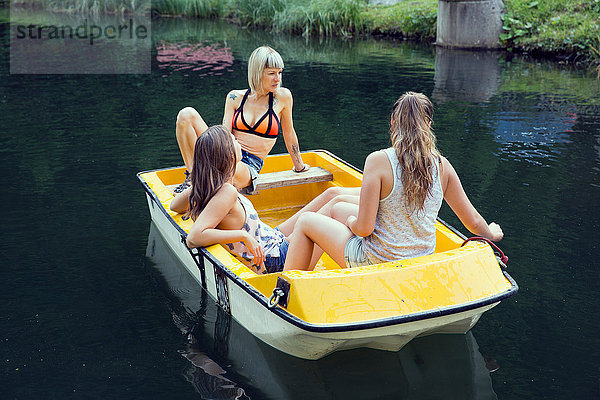 Drei erwachsene Freundinnen im Ruderboot auf dem See  Sattelbergalm  Tirol  Österreich