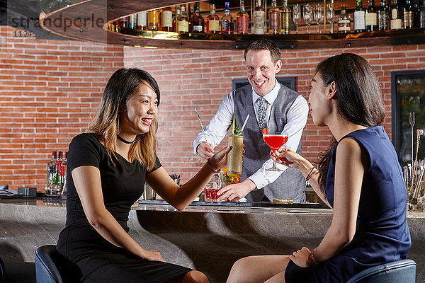 Freunde in einer Bar  die einen Toast ausbringen