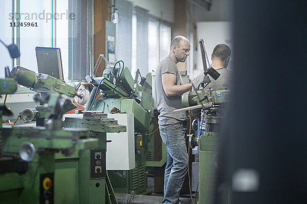 Männer arbeiten in der Schleifwerkstatt