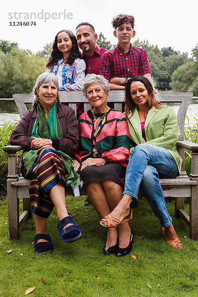 Porträt einer Familie in vier Generationen  am See  lächelnd