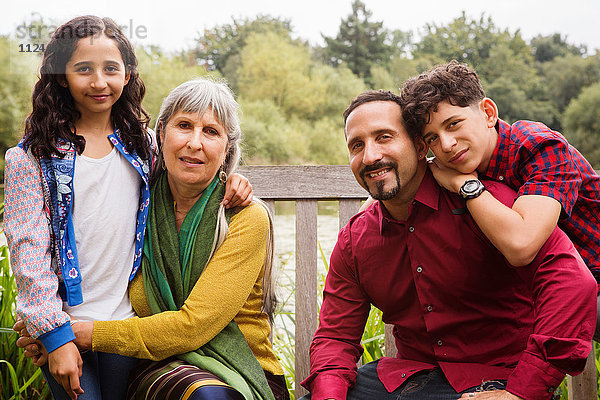 Porträt einer Drei-Generationen-Familie  im Freien