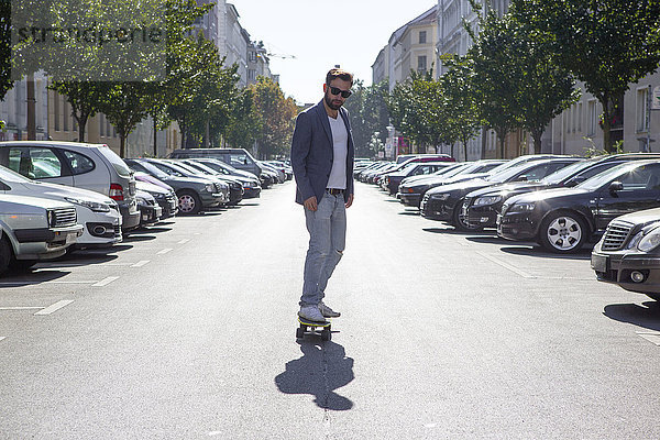 Mann beim Skateboarden auf der Straße  Berlin  Deutschland