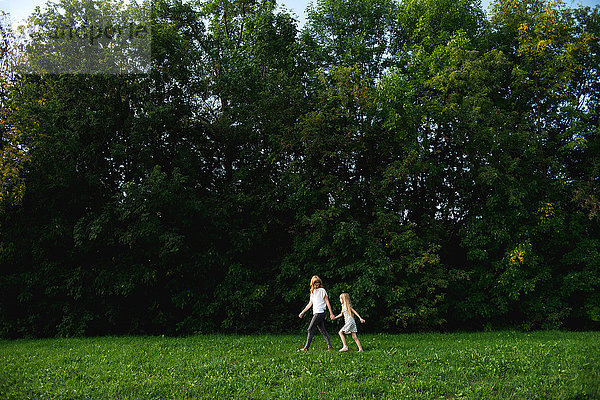 Mutter und Tochter beim Spaziergang im Park