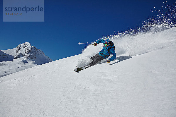 Männlicher Freestyle-Skifahrer beim Skifahren am Berghang  Zugspitze  Bayern  Deutschland