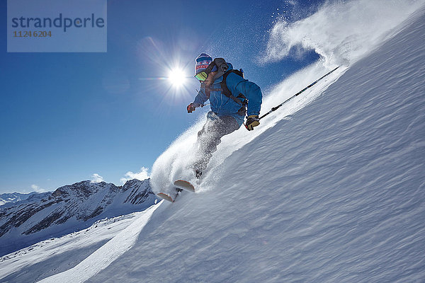 Männlicher Freestyle-Skifahrer beim Skifahren am Berghang  Zugspitze  Bayern  Deutschland