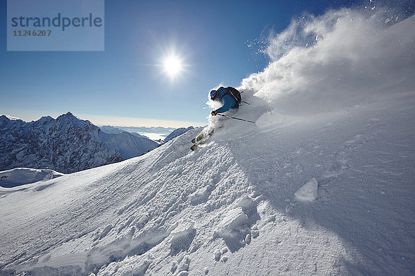 Männlicher Freestyle-Skifahrer auf schneebedeckten Berghängen  Zugspitze  Bayern  Deutschland