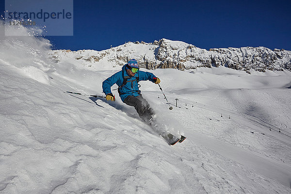 Männlicher Freestyle-Skifahrer  der steile Berghänge hinunterfährt  Zugspitze  Bayern  Deutschland
