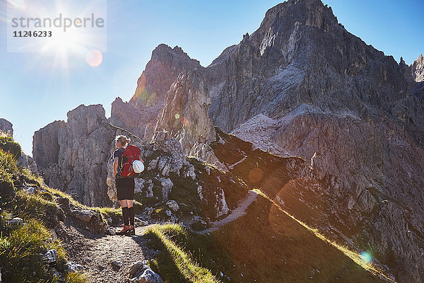 Rückansicht einer Wanderin in den Dolomiten  Sexten  Südtirol  Italien