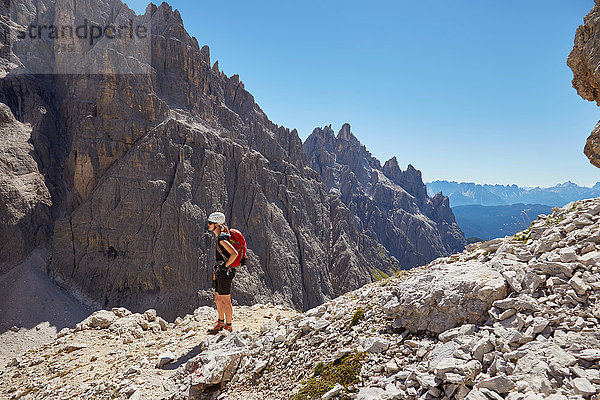 Wanderin mit Blick auf die Dolomiten  Sexten  Südtirol  Italien