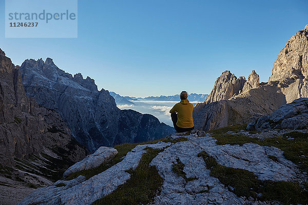 Wanderin mit Blick auf die Dolomiten über den Wolken  Sexten  Südtirol  Italien