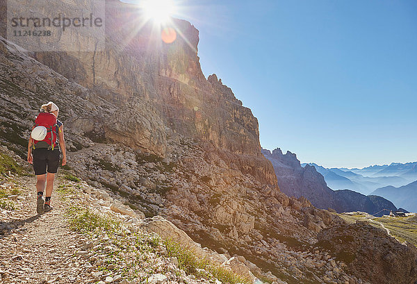 Rückansicht einer Wanderin beim Aufstieg in die Dolomiten  Sexten  Südtirol  Italien