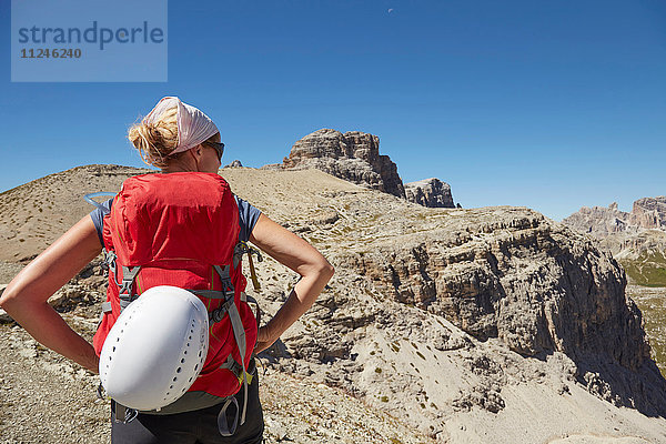 Rückansicht einer Wanderin mit Händen auf den Hüften in den Dolomiten  Sexten  Südtirol  Italien