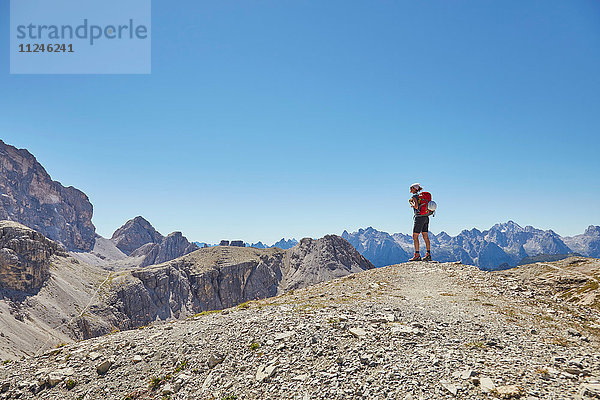 Rückansicht einer Wanderin mit Blick auf die Dolomiten  Sexten  Südtirol  Italien