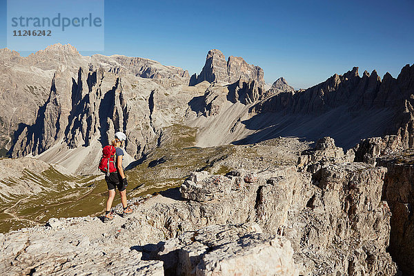 Wanderin beim Wandern in den Dolomiten  Sexten  Südtirol  Italien
