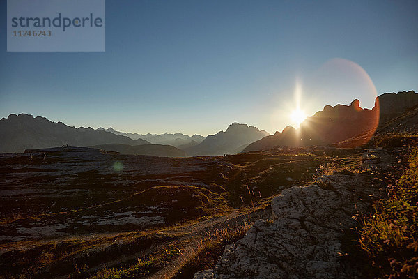 Malerische Berglandschaft bei Sonnenuntergang  Dolomiten  Sexten  Südtirol  Italien
