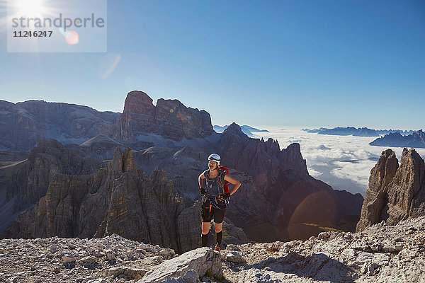 Wanderin bei der Ankunft auf dem Paternkofel  Dolomiten  Sexten  Südtirol  Italien
