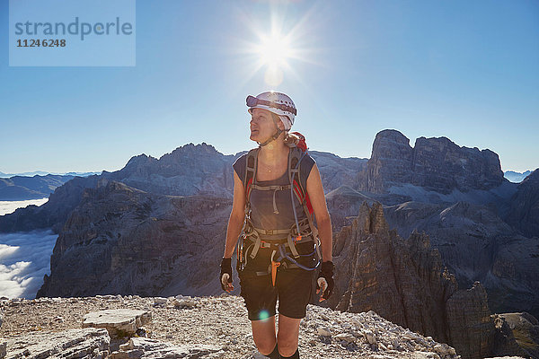 Wanderin bei der Ankunft auf dem Paternkofel  Dolomiten  Sexten  Südtirol  Italien