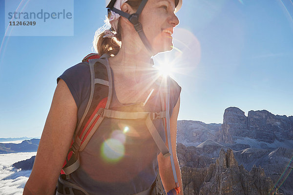 Wanderin beim Wandern in den sonnenbeschienenen Dolomiten  Sexten  Südtirol  Italien