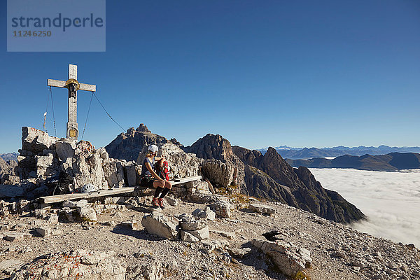 Wanderin auf der Paternkofelbank sitzend  Dolomiten  Sexten  Südtirol  Italien