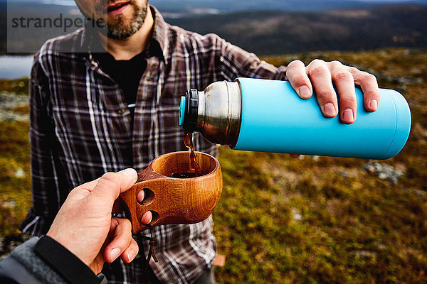 Wanderer beim Kaffee trinken auf der Klippe  Keimiotunturi  Lappland  Finnland