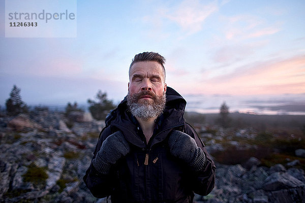 Wanderer genießt die Natur mit geschlossenen Augen  Sarkitunturi  Lappland  Finnland