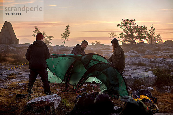 Wanderer  die bei Sonnenuntergang ihr Zelt aufschlagen  Sarkitunturi  Lappland  Finnland