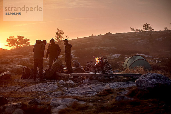 Wanderer  die sich bei Sonnenuntergang auf das Lager vorbereiten  Sarkitunturi  Lappland  Finnland