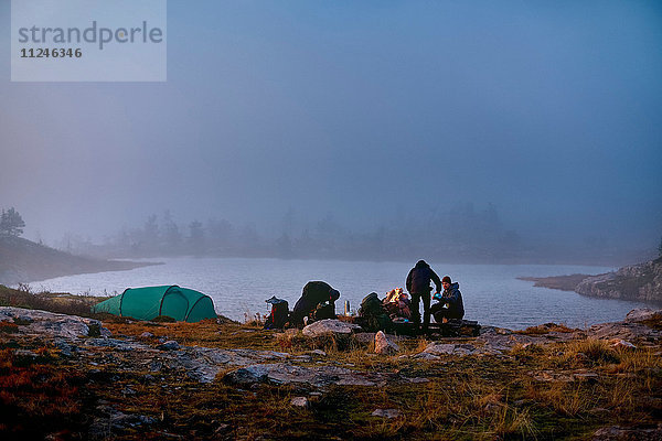 Im Lager rastende Wanderer  Sarkitunturi  Lappland  Finnland