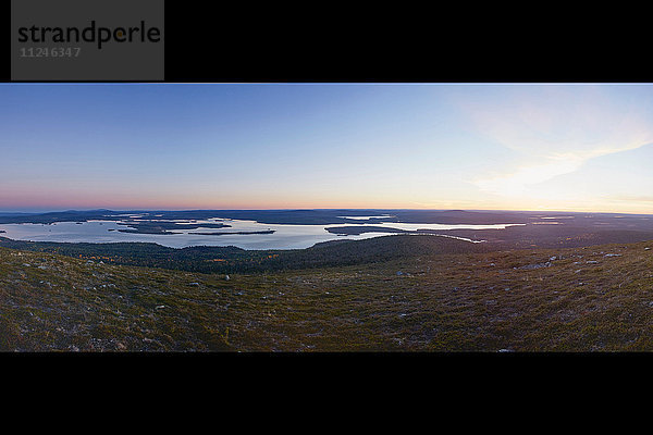 Panoramablick auf den See  Sarkitunturi  Lappland  Finnland