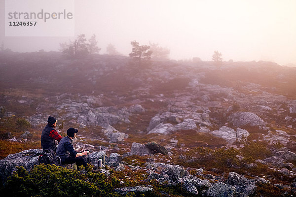 Wanderer entspannen bei Kaffee auf felsigem Feld  Sarkitunturi  Lappland  Finnland