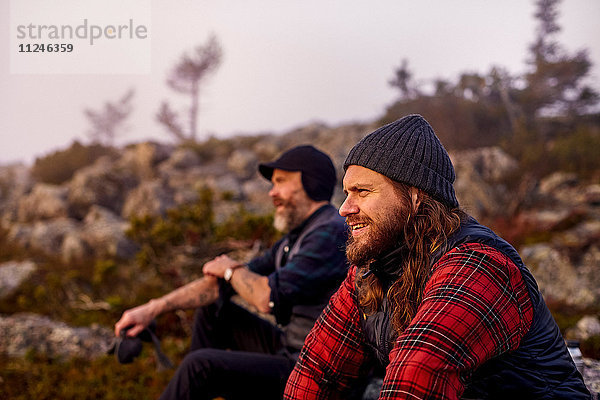 Wanderer geniessen Aussicht auf felsiges Feld  Sarkitunturi  Lappland  Finnland