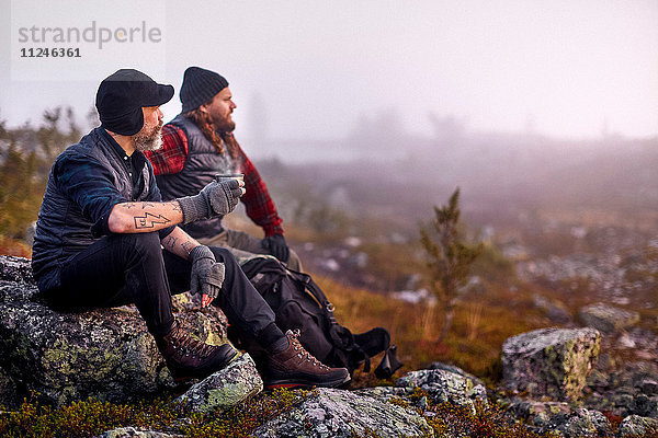 Wanderer entspannen bei Kaffee auf felsigem Feld  Sarkitunturi  Lappland  Finnland