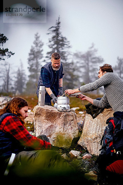 Wanderer kochen im Park  Sarkitunturi  Lappland  Finnland