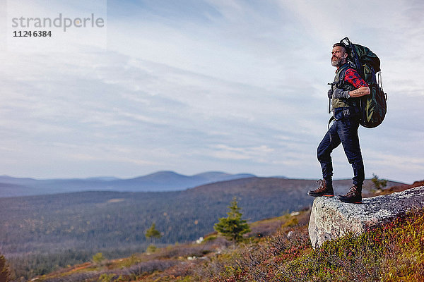 Wanderer genießt Aussicht auf Felsen  Keimiotunturi  Lappland  Finnland