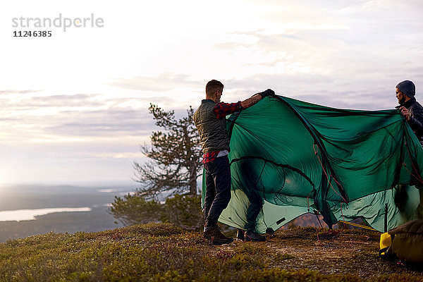 Wanderer beim Zeltaufbau auf dem Berggipfel  Keimiotunturi  Lappland  Finnland